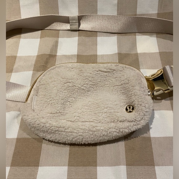 BRAND NEW WHITE FUZZY LULULEMON CROSS BODY BAG - Picture 6 of 8